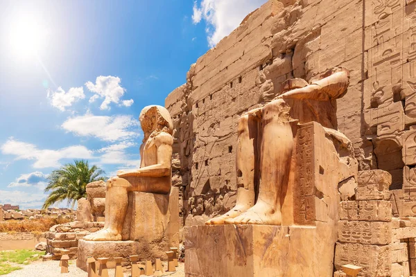 Karnak Temple Pylon Fachada y estatuas, Luxor, Egipto — Foto de Stock