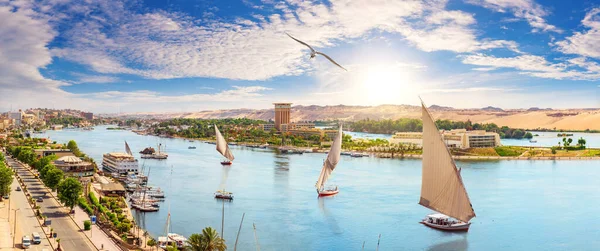 Aswan by og sejlbåde smukke Nil panorama, luftudsigt, Egypten - Stock-foto