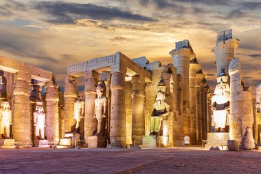 Luxor Tapınağı 'nın sütunları ve heykelleri, Mısır, akşam manzarası.