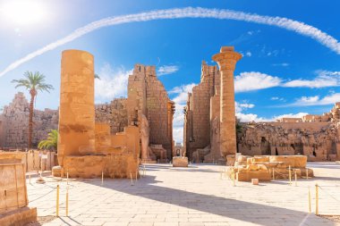 Karnak Tapınağı 'nın Büyük Hypostyle Salonu, ünlü antik Lüksör, Mısır ziyareti yeri..
