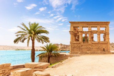 Nil, Aswan, Mısır 'daki Trajan Tapınağı Büfesi.