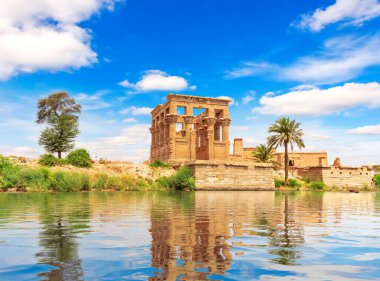 Nil, Aswan, Mısır yakınlarındaki Agilkia Adası 'ndaki Trajan Tapınağı Büfesi.