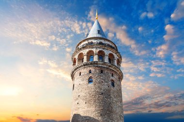 İstanbul, Türkiye 'nin merkezinde gün batımında Galata Kulesi.