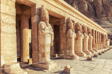 Hatshepsut Tapınağı 'nın Osiride heykelleri, Luxor, Mısır