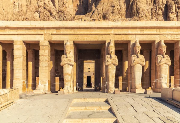 Hatschepsut-Tempel, obere Terrassenstatuen im Eingang, Luxor, Ägypten — Stockfoto