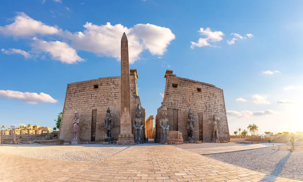 Luxor Temple hlavní vchod, slunečný den panorama, Egypt — Stock fotografie