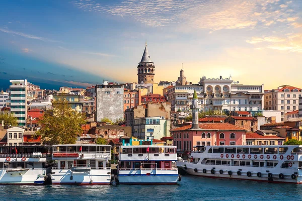 Skibe nær Karakoy molen i Istanbul, udsigt fra guldhornet, Tyrkiet - Stock-foto