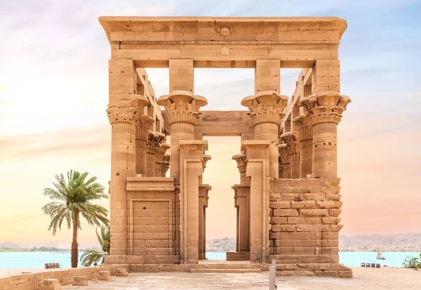 Trajans Kiosk op Agilkia Island bij de Nijl, Aswan, Egypte — Stockfoto