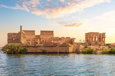 Nil 'de, Aswan' da, Mısır 'da Philadelphia Adası ve Trajans Büfesi