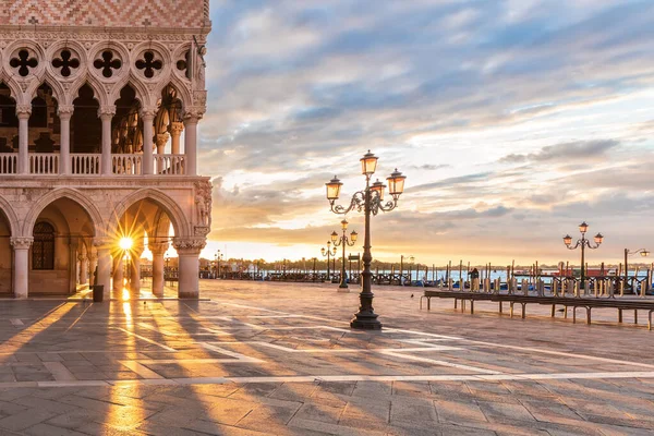 ヴェネツィア、サン ・ マルコ広場近くのドゥカーレ宮殿やゴンドラの桟橋 — ストック写真