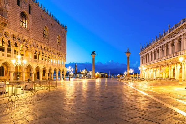 Piazza San Marco con Biblioteca Nazionale di San Marco, Colonna di San Teodoro e Palazzo Ducale, Venezia — Foto Stock