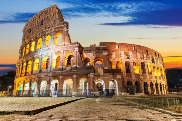 Colosseo Illuminato All Alba Vista Frontale Roma Italia — Foto Stock