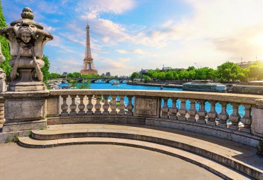 Alexandre Köprüsü 'nün Seine Nehri üzerindeki zarif manzarası, heykeller ve Eyfel Kulesi arkasında, Paris, Fransa.