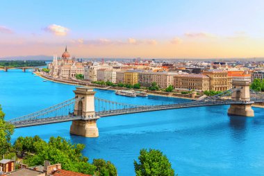 Tuna Nehri, Budapeşte, Macaristan 'daki Zincir Köprüsü ve Meclis Binası.