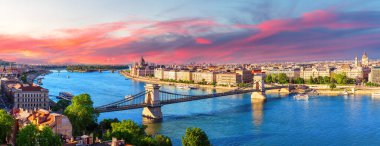 Parlamento binası, Zincir Köprüsü ve Tuna Nehri ile Budapeşte 'nin günbatımı manzarası.