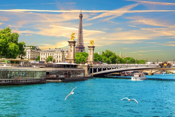 Alexandre III Köprüsü ile Eyfel Kulesi ve Seine Nehri 'ndeki tekneler, Paris, Fransa.