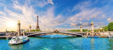 Alexandre Köprüsü 'nün önünde Eyfel Kulesi ve Fransa' nın Paris, Seine Nehri 'ndeki tekneler..