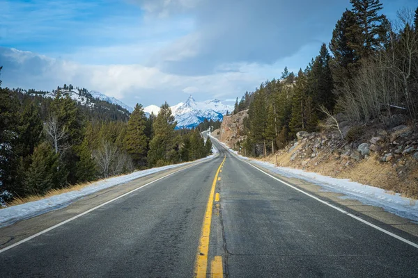 Kuzey Wyoming Rocky Dağları 'nın ormanı boyunca yol..