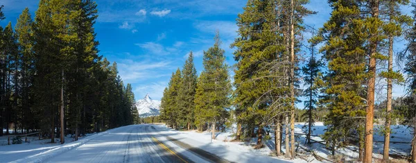 Kar Montana kışında bir dağ yolunu kaplıyor..