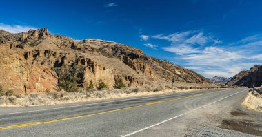 Wilderness Yolu Wyoming 'in Yellowstone bölgesinin tepelerinden geçiyor..