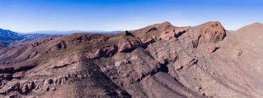 Kaya kayalıkları, Acton California yakınlarındaki Mojave Çölü 'nün dağlarında çökelti katmanları oluşturur.