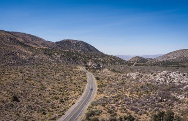 Kaliforniya 'daki Mojave Çölü eteklerinde yol esiyor..