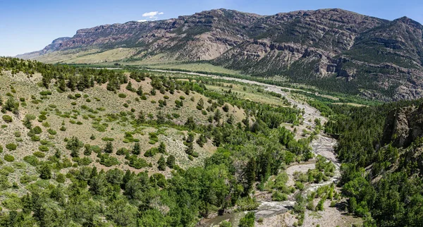 Dağ Akıntısı, Wyoming 'in Yellowstone yakınlarındaki Wyoming' deki Shoshone Nehri 'nin güney çatalına akar..