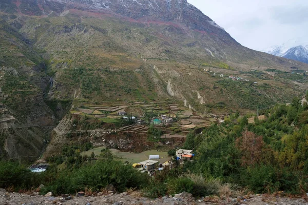 Himalayalar 'ın dağlarındaki bir köyün sonbahar manzarası. Yeşil eve odaklan..