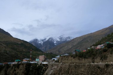 Dağların ortasında Himalayalar 'da karla kaplı tepeleri olan sessiz bir köy.