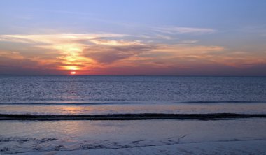 Sahilde gün batımı