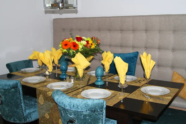Nook mesa de jantar com acessórios coloridos — Fotografia de Stock