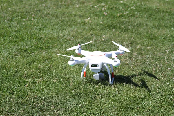 Drone op het gras — Stockfoto