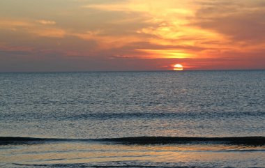 Gün batımında güneş ve bulut Sahilden güzel renkler