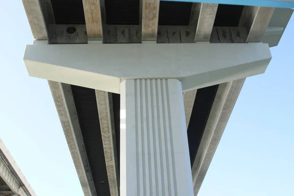 Suportes Concreto Sob Uma Ponte Rodoviária — Fotografia de Stock