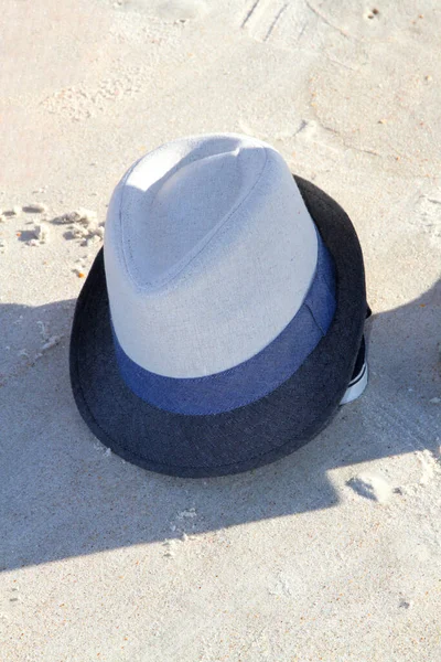 Голубая Белая Шляпа Федоры Песчаном Пляже — стоковое фото