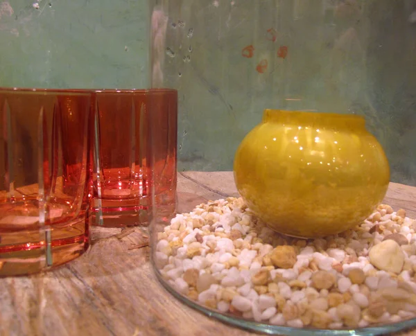 Red Drinking Glasses Yellow Jar Rocks — Stock Photo, Image