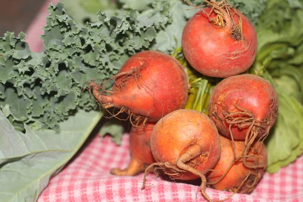 Remolacha Naranja Fresca Con Col Rizada Sobre Toalla Cuadros —  Fotos de Stock