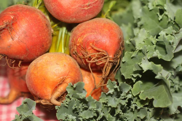 Remolacha Naranja Fresca Con Col Rizada Sobre Toalla Cuadros — Foto de Stock