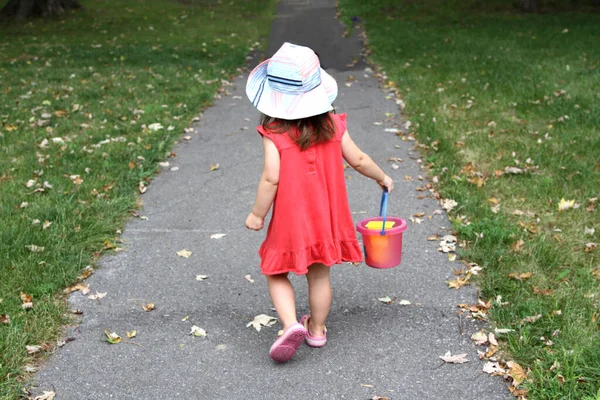 Jong Meisje Met Hoed Lopen Met Een Plastic Emmer — Stockfoto