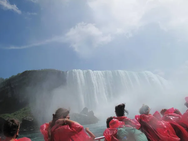 Turister Bär Plast Regnrockar Samtidigt Observera Vattenfall Niagara — Stockfoto