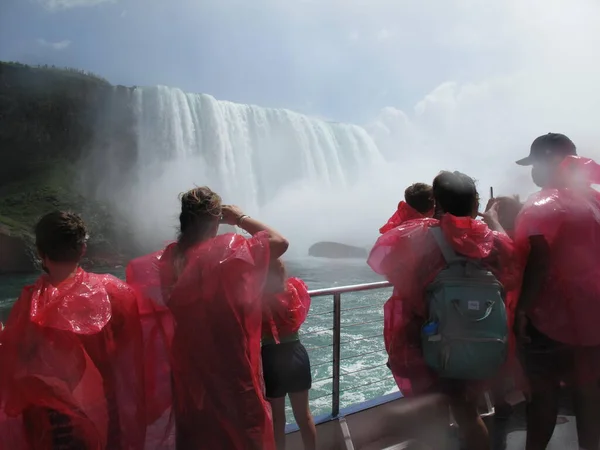 Turister Bär Plast Regnrockar Samtidigt Observera Vattenfall Niagara — Stockfoto