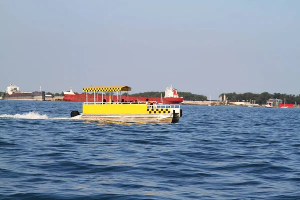 Yellow Taxi Travelling Lake Ontario — Stock Photo, Image