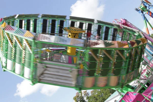 Unscharfe Bewegung einer Schleuderfahrt auf der Kirmes — Stockfoto