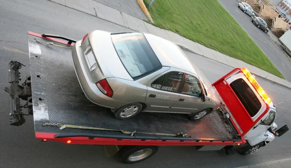 Coche en un camión de plataforma — Foto de Stock