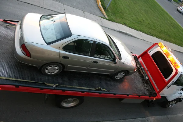 Auto auf einem Pritschenwagen — Stockfoto