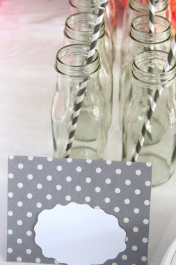 gri ve beyaz çöp şişe