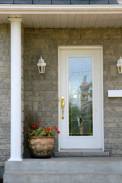 Glass door to front entrance of luxury home — Stock Photo, Image