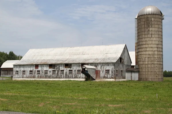 Unieke schuur met silo — Stockfoto