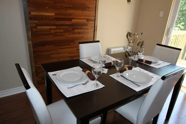 Eetkamer tafel met lederen stoelen Stockfoto