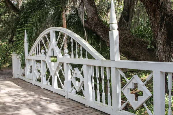 Witte gate op een voet brug — Stockfoto